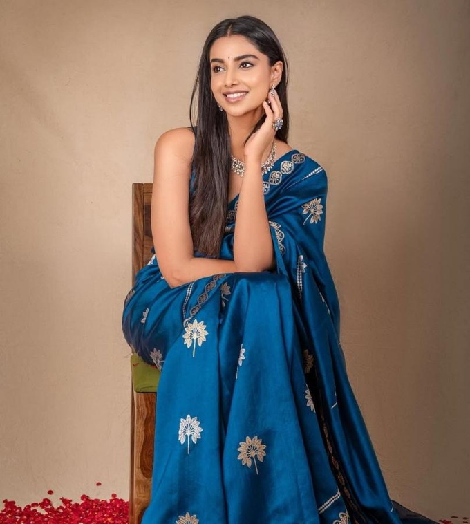 Meenakshi-Chaudhary-Pics-2-1736229403