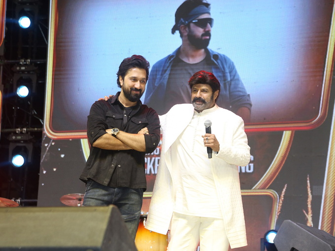 Daaku Maharaaj Success Meet Photos  (17)-1737605522