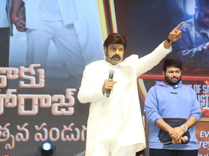Daaku Maharaaj Success Meet Photos  (18)-1737605522