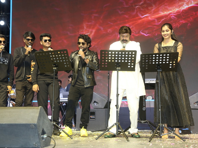 Daaku Maharaaj Success Meet Photos  (21)-1737605522