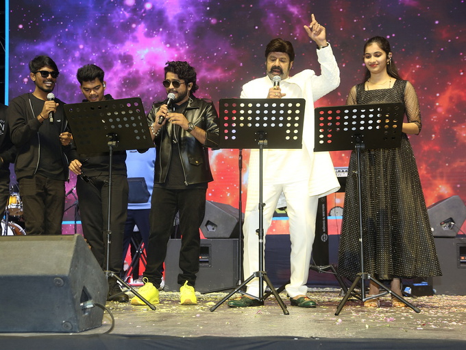 Daaku Maharaaj Success Meet Photos  (23)-1737605522