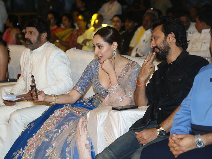 Daaku Maharaaj Success Meet Photos  (30)-1737605522